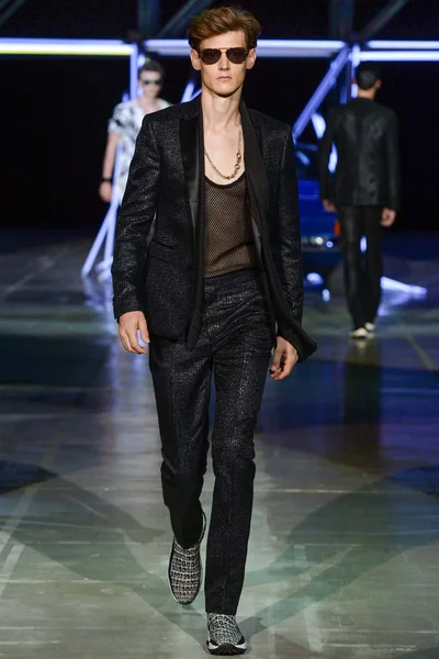 Look 32